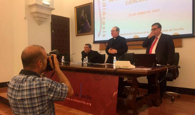El arzobispo de Sevilla, Juan José Asenjo, esta mañana en la presentación de los datos de la Archidiócesis. Foto: El Correo.