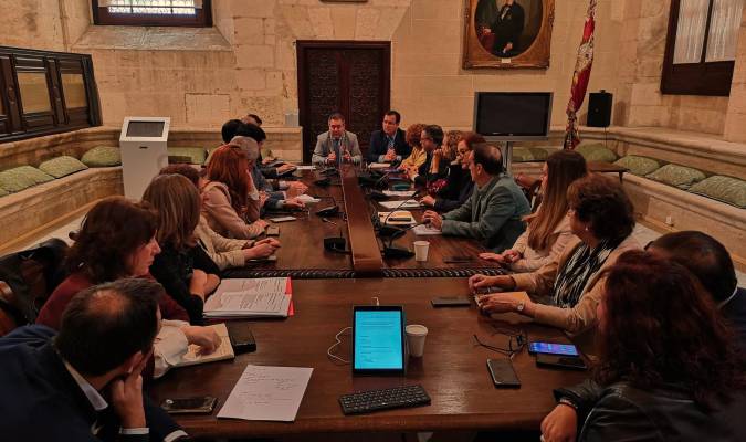Reunión del alcadel de Sevilla, Juan Espadas, con todos los concejales del gobierno local.