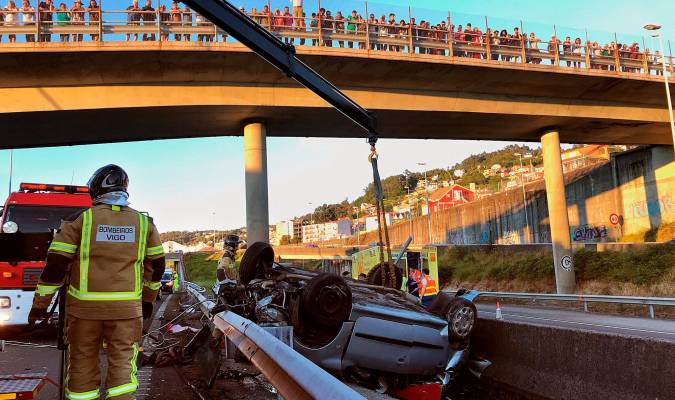 Imagen del vehículo accidentado en la autopista AP-9, a su paso por Vigo. EFE/SXENICK