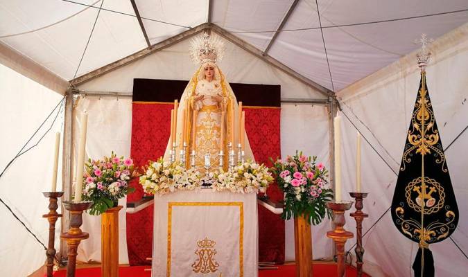 La Virgen del Patrocinio en la capilla efímera instalada con motivo de su visita a la barriada La Estación.