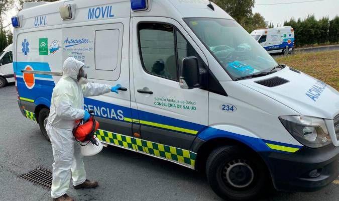 Una de las ambulancias de refuerzo en el proceso de desinfección en Andalucía. / El Correo