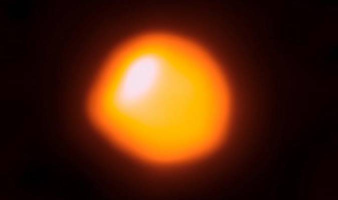 El cuerpo celeste fue observado por el telescopio ALMA, está ubicada a 600 años luz en la constelación Orión y tiene un radio de mil 400 veces más grande que nuestro Sol.
