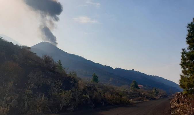  El cono principal del volcán de Cumbre Vieja vuelve a emitir lava. / Involcan