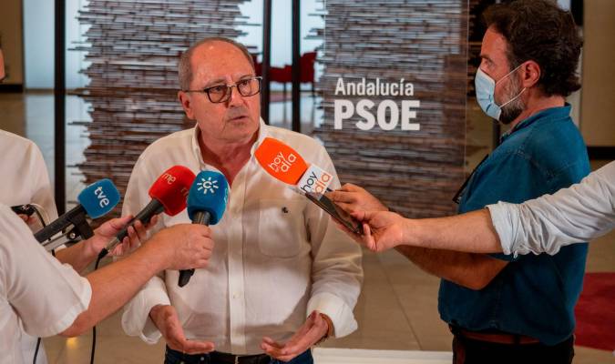 El secretario de Organización del PSOE-A, Juan Cornejo, atiende a los medios en la Ejecutiva del partido. / El Correo