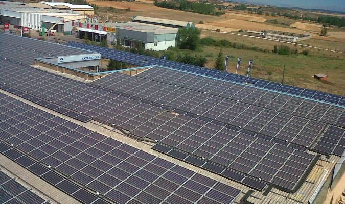 Ejemplo de instalación para autoconsumo fotovoltaico sobre las cubiertas de la sede de una empresa para que se ahorre hasta un 50% en su consumo de electricidad, con el que la compañía sevillana VIGA tiene abierta una oferta de empleo para el crecimiento de su negocio.