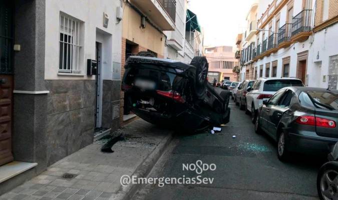 Pierde el control de su coche y vuelca en la calle Sebastián Gómez