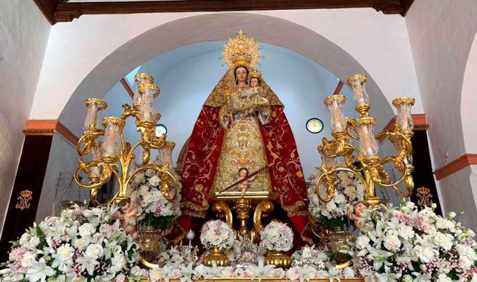 La Virgen del Rosario Coronada, Patrona de Burguillos, entronizada en su paso procesional (Foto: Hermandad del Rosario Coronada de Burguillos).