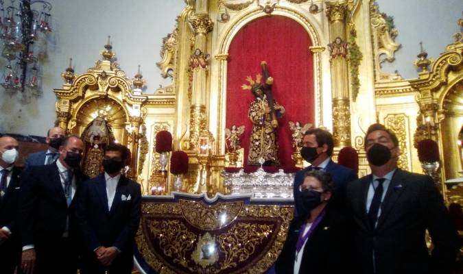 Morante de la Puebla dona su capote más preciado al Gran Poder