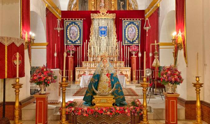 Nuestra Señora de Escardiel Coronada en la parroquia del Divino Salvador de Castilblanco de los Arroyos, donde recibe culto desde agosto de 2021 (Foto: Hermandad de Escardiel)