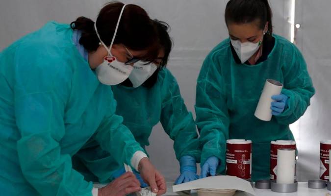  Imagen de archivo de unas enfermeras trabajando con mascarillas. / El Correo