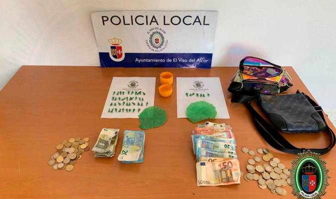 Efectos de droga y dinero intervenido a la joven en El Viso del Alcor. / El Correo
