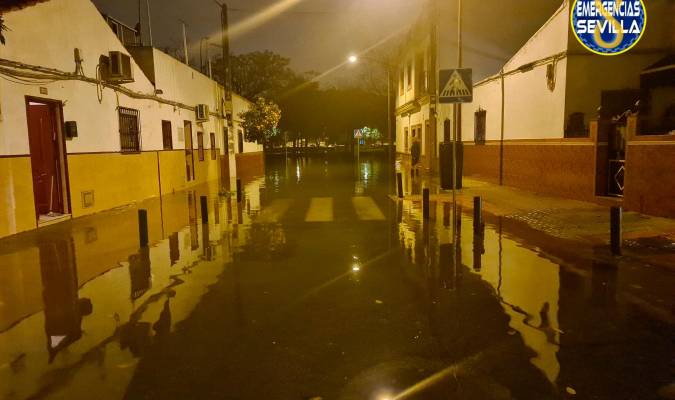 Casi 300 incidencias en Sevilla por la lluvia durante la madrugada