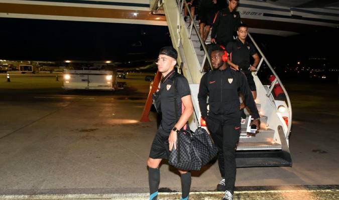Los jugadores bajando del avión en Dallas. / Sevilla FC