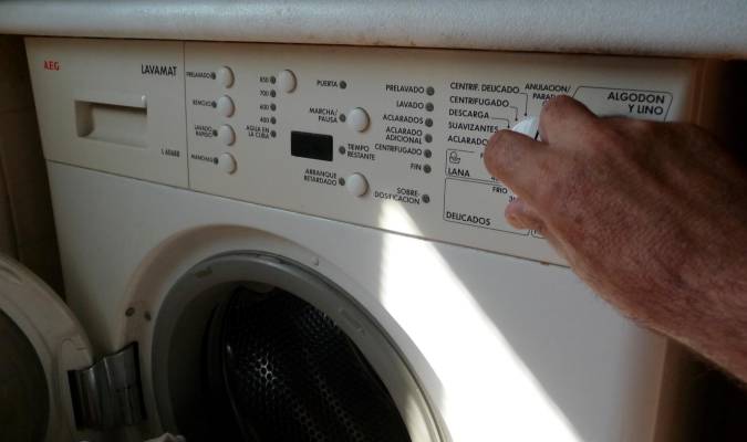 Detalle del panel de control de una lavadora doméstica, en una foto de archivo. EFE/Paco Torrente