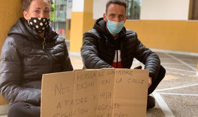 Huelga de hambre ante el Ayuntamiento de Bormujos para pedir un trabajo