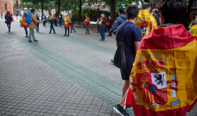 Varias personas asisten con banderas de España a la manifestación contra la gestión del Gobierno. / EP