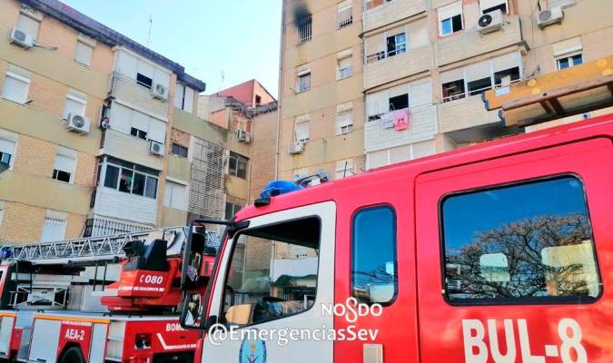 Intervienen en otro incendio de una vivienda en una planta 5ª de la calle Rojo y Negro, en Sevilla