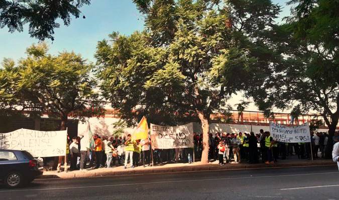 La protesta de hoy ante la sede de la Consejería de Fomento. / Twitter Unión Sevillana del Taxi