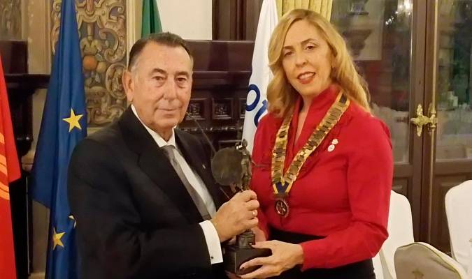 Antonio Gallego jurado recibe el galardón “Sevillano del año”