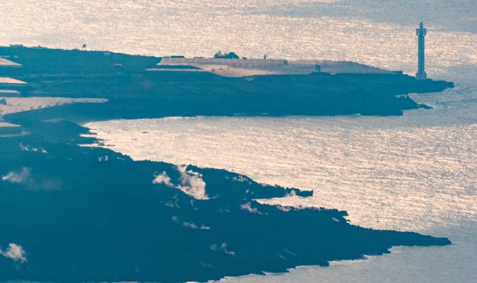 Imagen tomada desde el mirador de El Time, en Tijarafe, desde donde se aprecia el delta lávico en la costa de Tazacorte que ocupa ya una superficie de 43 hectáreas. EFE/ Miguel Calero