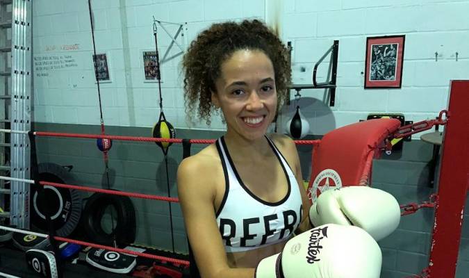 Lara Fernández busca el Mundial de Muay Thai sin ninguna ayuda oficial 