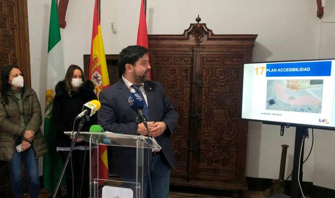 El alcalde de Lora del Río, Antonio Enamorado, presentó este martes el plan ‘Lora Avanza’, que comprende 17 obras por una cuantía de 2 millones de euros (Foto: Ayuntamiento de Lora del Río)