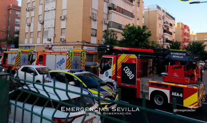 Dotaciones de Bomberos en la zona. / Emergencias Sevilla