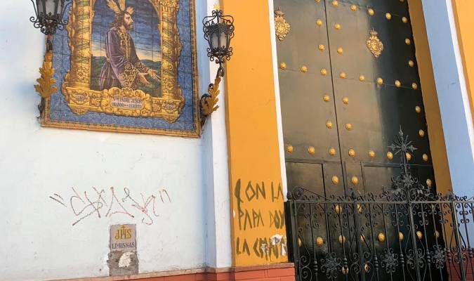 «Con la papa doy la chapa» es el mensaje que se han encontrado en la fachada de Monte-Sión.