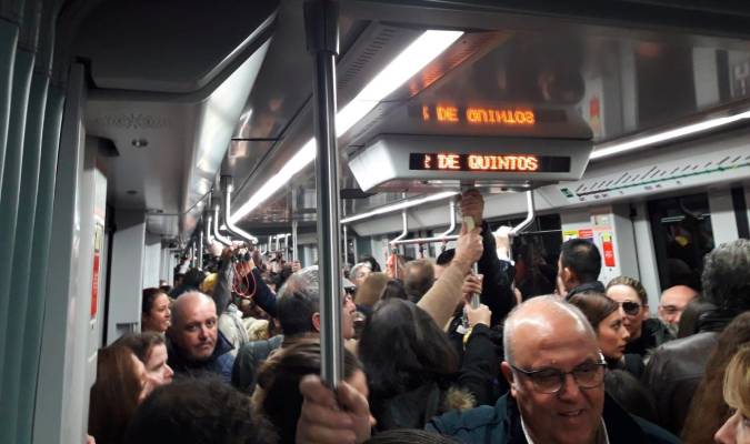 El metro cosecha 7.319 viajeros en su primer servicio especial de la madrugada de Año Nuevo