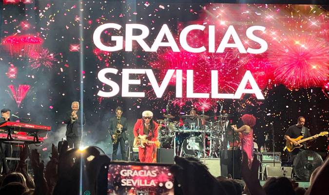 Los integrantes del grupo estadounidense Nile Rodgers &amp; Chic durante el concierto que ha ofrecido este miércoles en la Plaza de España de Sevilla incluido en el Icónica Fest que se celebra estos días en la capital andaluza.