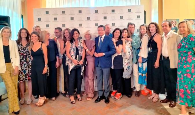 Todos los participantes en la Exposición junto al Presidente del Real Club Sevilla Golf y la Directora de Actividades Culturales Macarena López Ojeda FOTO: T.L.