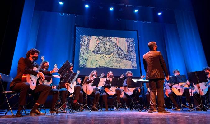 La Orquesta de Guitarras GuíA ha ofrecido en vísperas de Cuaresma conciertos de marchas procesionales en el Monasterio de San Leandro y en el Teatro Romero San Juan, de San Juan de Aznalfarache.