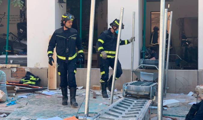 Bomberos actuando en el edificio. / Emergencias Madrid