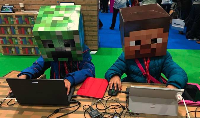 Imagen de niños programando con Minecraft. / Efe