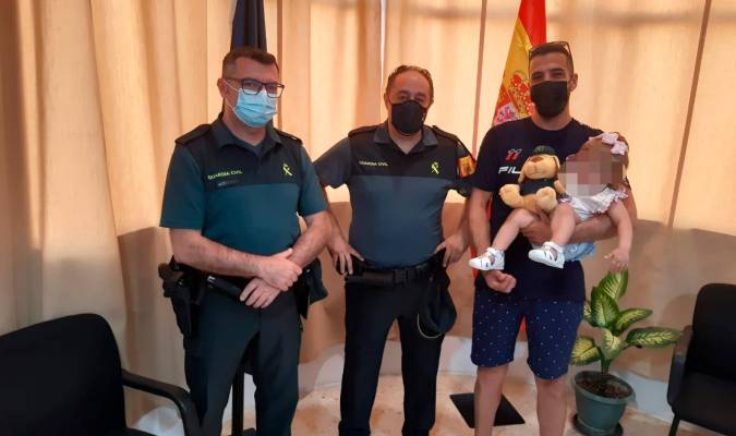La Guardia Civil auxilia a una bebé que se ahogaba en una piscina desmontable