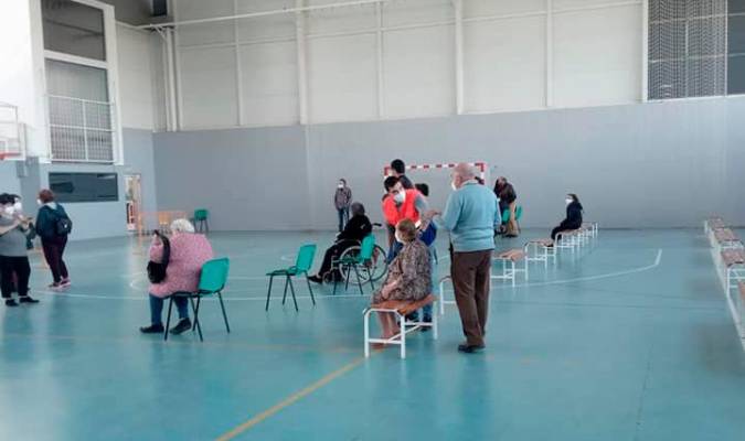 La vacuna contra la COVID está siendo administrada a los mayores de Gerena en el pabellón de deportes de la localidad (Foto: Ayuntamiento de Gerena)