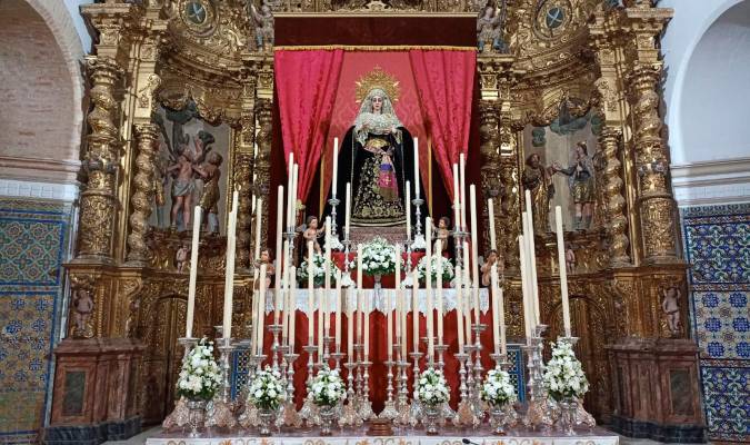 Altar de cultos por el 50 aniversario en la Iglesia de San Bartolomé, presidida por la virgen de la Soledad.