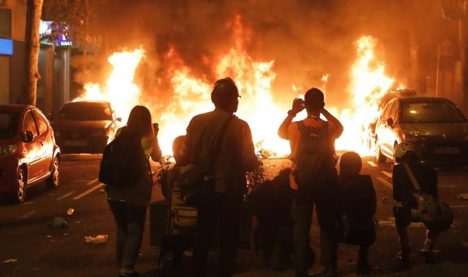 Tercera noche de incidentes en Cataluña con coches quemados y ácido contra los Mossos