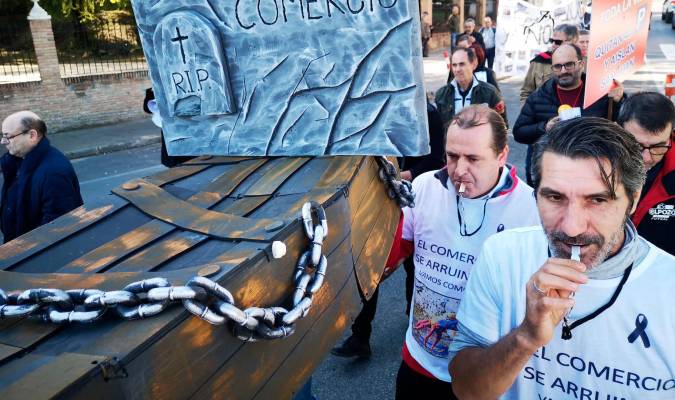 Vecinos de San Juan se movilizan por la «muerte del comercio»
