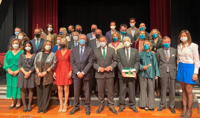Foto de grupo de los galardonados junto con los responsables autonómicos. 