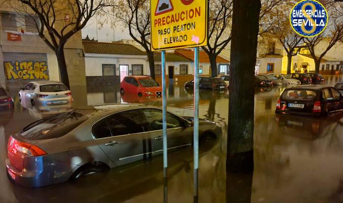 Casi 300 incidencias en Sevilla por la lluvia durante la madrugada