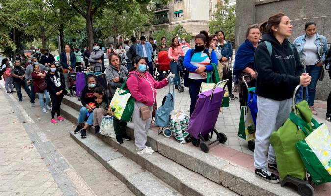 Las colas del hambre en Madrid se extienden a raíz de la subida de precios, con nuevos perfiles y personas reincidentes que habían dejado de solicitar comida meses después del inicio de la pandemia. EFE/Vanessa López.
