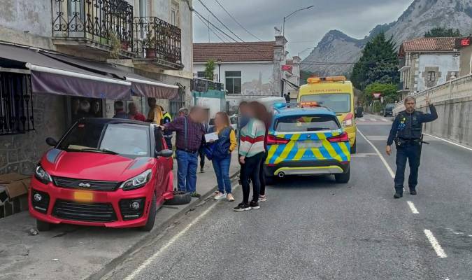 Un conductor de 45 años, que cuadruplicaba la tasa de alcohol permitida, ha colisionado contra dos vehículos detenidos junto a un bar de Santullán, en Castro Urdiales. EFE/Policía Local Castro