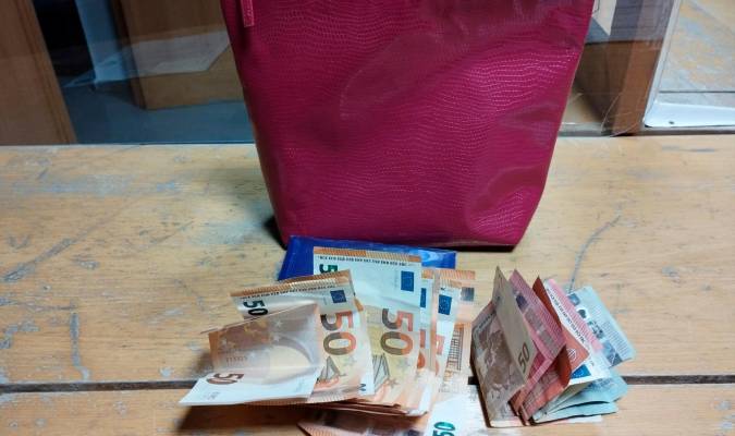 Encuentra un bolso con 500 euros y lo entrega a la Policía 