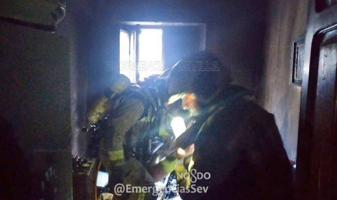 Atendidas dos personas tras un incendio doméstico en la calle Escoberos