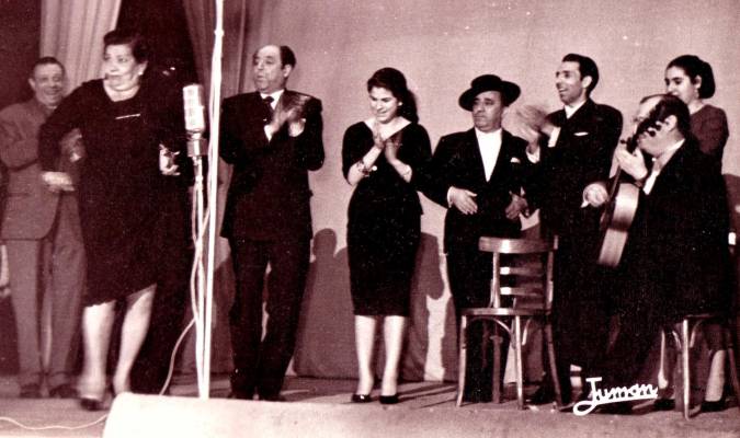 La Niña de los Peines, cantando en Cádiz junto a Antonio Mairena, Pepe Pinto, Pepe Ríos y La Paquera.