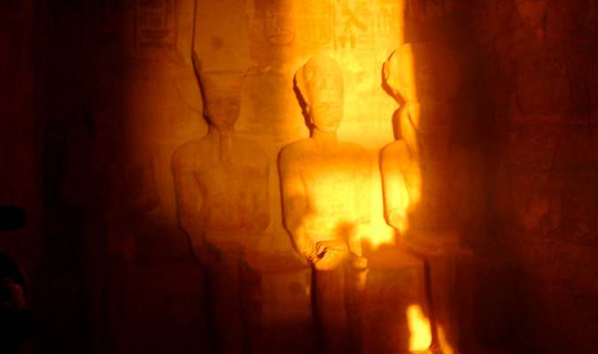 El sol penetra hasta el fondo del templo que erigió Ramsés II en Abu Simbel el primer día del primer mes de la estación del Resurgir, cuando la tierra reaparecía tras las inundaciones del Nilo. EFE/JUAN ANTONIO BELMONTE