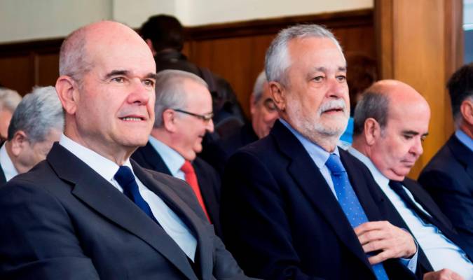 El expresidente del Gobierno andaluz socialista, Antonio Griñán (d), junto al también expresidente durante 19 años, Manuel Chaves (i). EFE/ Raúl Caro