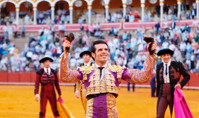 De Justo pasea las orejas de un toro de Victorino Martín en la pasada Feria de San Miguel. Foto: Arjona-Pagés