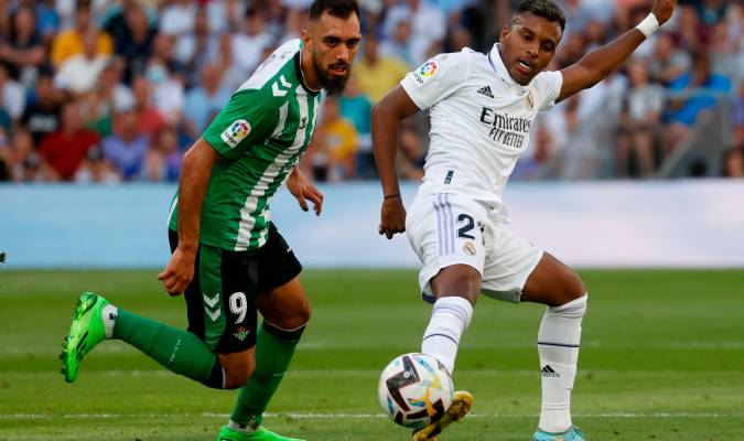 El delantero bético Borja Iglesias pugna por el balón con el brasileño del Real Madrid Rodrygo Goes, en el partido de Liga que enfrentó a ambos en la primera vuelta. EFE/Juan Carlos Hidalgo